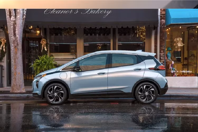 Việc giảm gần một phần tư giá thành của Model 3 là nỗ lực mới nhất của nhà sản xuất ô tô có trụ sở tại California nhằm kích thích doanh số bán hàng tại Nhật Bản. Cách đây hơn 6 năm, CEO Elon Musk đã để mắt đến Nhật Bản như một trong những thị trường toàn cầu quan trọng nhất của Tesla. Nhưng tính đến năm ngoái, hãng xe này đã bán được chưa đến 2.000 chiếc trong nước, chỉ tăng nhẹ so với năm trước.