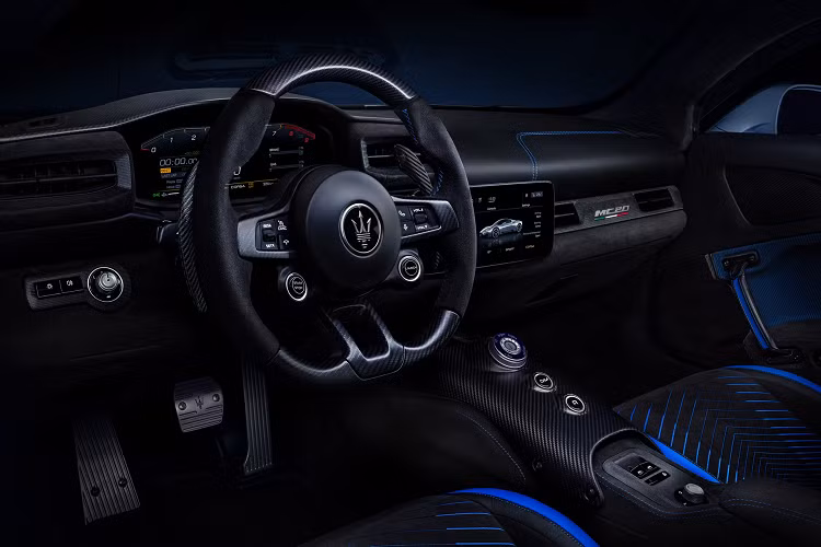Trong những năm qua, cựu cầu thủ người Anh đã từng mua không ít siêu xe như Lamborghini Gallardo, McLaren MP4-12C Spider, Aston Martin DBS Superleggera hay Ferrari 612 Scaglietti. Lại nói về Maserati MC20, đây là siêu xe đã lần đầu tiên trình làng vào hồi tháng 9 năm ngoái với vai trò hậu duệ của MC12. Siêu xe này dùng khung gầm liền khối bằng sợi carbon với hệ thống treo xương đòn kép cả trước lẫn sau và thân vỏ phát triển trong 2 năm.