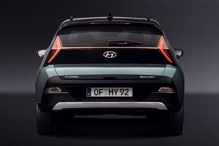 Mẫu xe SUV Hyundai Bayon được thiết kế dựa trên chiếc hatchback cỡ nhỏ i10, mẫu xe này cũng có những đường nét của Kona như dãy đèn định vị mỏng phía trước. Thiết kế đuôi của Bayon trông khá lạ mắt với cụm đèn hậu hình mũi tên nối liền với nhau, phía trên được gắn sẵn cánh gió tối màu tích hợp đèn phanh.