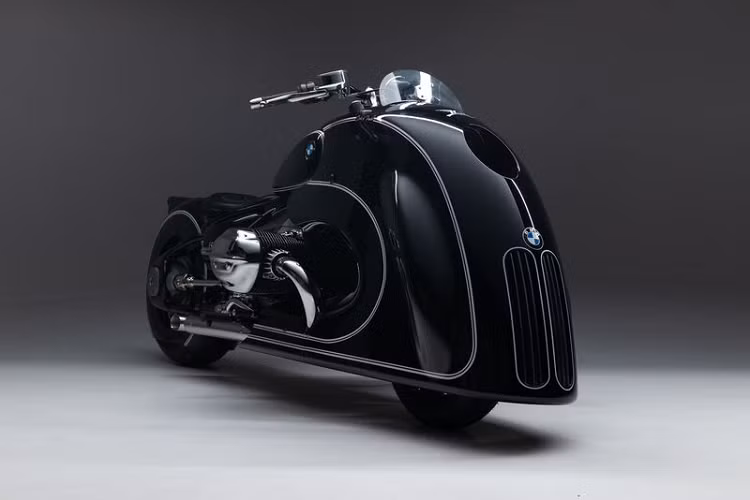 Ngoài mặt trước nổi bật, phiên bản one-off BMW R18 Spirit of Passion mới còn có thân xe tinh chế thủ công, bao gồm sơn và sọc lấy cảm hứng từ R18 First Edition. Đặc biệt, xe cũng được lắp đặt một ghi đông tùy chỉnh thể thao và chắn bùn sau độc đáo.