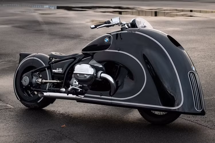 Sản phẩm thú vị này đến từ hãng độ Kingston Custom. BMW R18 2021 mới đã được làm đẹp với lưới tản nhiệt lấy cảm hứng từ lưới tản nhiệt khổng lồ mới của BMW nhưng nó đã được gọt đẽo tỉ mỉ nên trông rất hài hòa với tổng thể đầu xe.