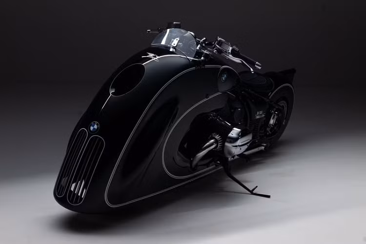 Các trang bị đáng chú ý khác trên xe môtô BMW R18 Spirit of Passion bao gồm ống xả sửa đổi, yên hậu mãi, đèn báo Kellermann cũng như đèn pha LED hiện đại.