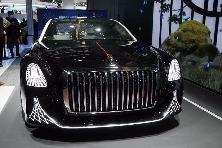 Xe sang Hongqi L-Concept sở hữu kiểu dáng bề thế với nhiều chi tiết thiết kế mang đặc trưng thương hiệu như bộ lưới tản nhiệt hình răng khổng lồ gồm các nan kim loại chạy dọc, cụm đèn pha cỡ lớn có hiệu ứng chiếu sáng đẹp mắt. Chiếc sedan hạng sang cỡ lớn này có đường dốc mái (roofline) dạng fastback với phần đuôi xe được vuốt cong mềm mại, cửa sau mở ngược và bộ mâm đa chấu đầy cuốn hút.