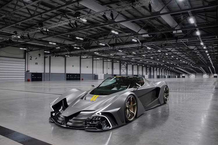 Spyros Panopoulos Automotive đến từ Athens, Hy Lạp đã chính thức vén màn mẫu xe đầu tiên với tên gọi Chaos, và tuyên bố nó là “ultracar” đầu tiên trên thế giới. Nhà sản xuất đã đưa ra nhiều lời lẽ táo bạo về SP Automotive Chaos mới và đặt mục tiêu dùng nó để phá vỡ hàng loạt kỷ lục đối với xe sản xuất như tốc độ tối đa cao nhất, thời gian ¼ dặm nhanh nhất.