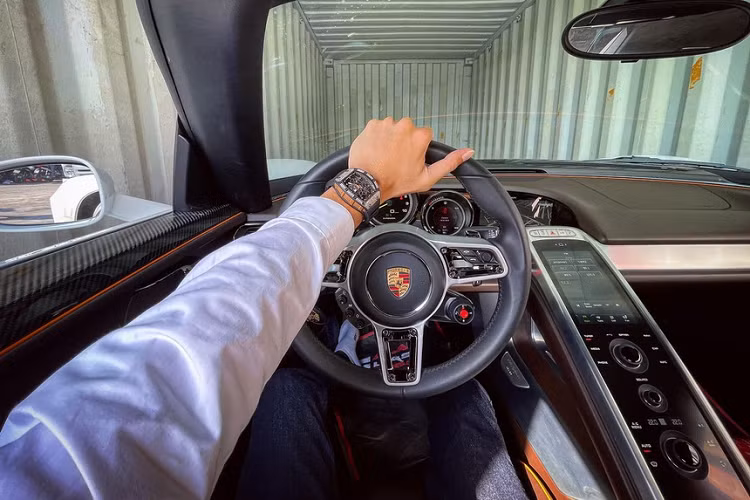Porsche 918 Spyder có thể tăng tốc 0-100 km/h trong 2,8 giây và đạt tốc độ tối đa 345 km/h.