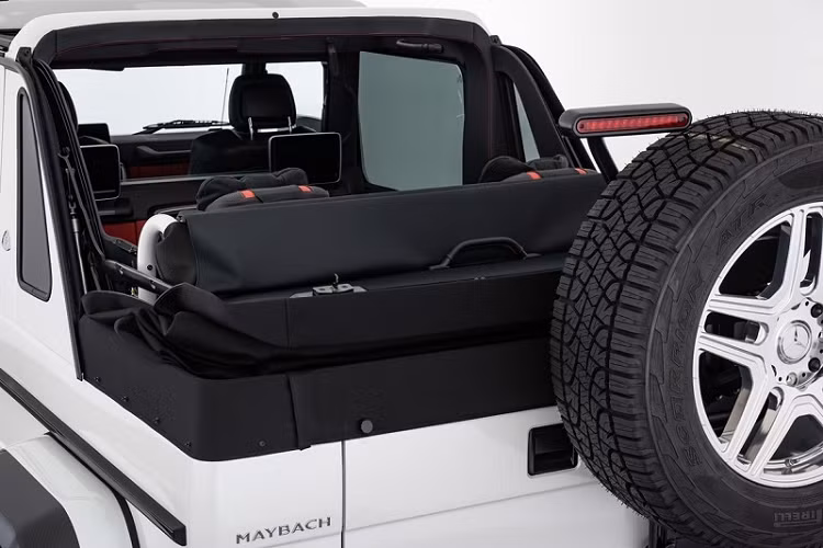 Khi nhắc đến Brabus, nhiều người mong đợi rằng G650 Landaulet sẽ trải qua màn lột xác ấn tượng với những dấu hiệu thiết kế đặc trưng, tương tự như những chiếc Mercedes-AMG G63 trước đó. Thế nhưng đáng ngạc nhiên là Brabus lại không hề thực hiện bất cứ thay đổi nào này và vừa rao bán giá xe Mercedes-Maybach G650 Landaulet tới 821.100 Euro (khoảng 21,1 tỷ đồng).