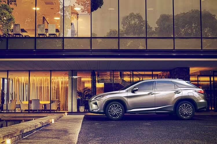 Hiện cả hai cấu hình Black Tourer và Elegant Tourer này mới chỉ được cung cấp cho khách hàng mua Lexus RX 2022 tại Nhật Bản với giá bán tương ứng là 6,3 triệu Yên (khoảng 1,26 tỷ đồng) và 7,71 triệu Yên (tương đương 1,55 tỷ đồng).
