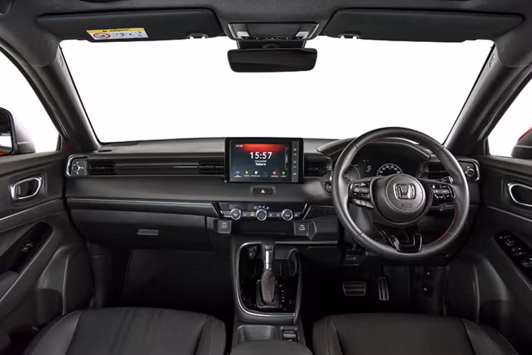 Nội thất Honda HR-V 2022 mang tông màu đen. Ghế được bọc da và các đường chỉ khâu màu đỏ. Hệ thống đề nổ (Start/Stop), chìa khóa thông minh, hệ thống điều hòa tự động có cửa gió cho hành khách phía sau. Ghế lái chỉnh điện 8 hướng, ghế hành khách phía trước chỉnh tay 4 hướng. Ghế sau gập theo tỷ lệ 60: 40, kiểu “ULTRA SEAT” với nhiều chế độ.