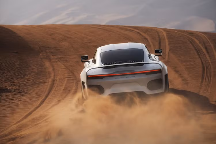 So với Porsche 911 Turbo S, Marsien độ việt dã này sở hữu thiết kế "gầm cao, mái thoáng" và "cơ bắp" hơn. Phần thân vỏ của Marsien được làm hoàn toàn bằng sợi carbon và do Alan Derosier - "fan cứng" của thương hiệu Porsche - thiết kế. Phần thân vỏ này có thể để nguyên dưới dạng sợi carbon trần hoặc sơn màu, tùy theo lựa chọn của khách hàng.