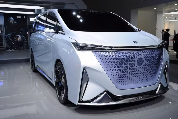 Hycan Concept-M của Trung Quốc có kích thước tương tự như một số tấm lưới tản nhiệt cưc lớn mà một số mẫu Lexus hiện tại đang sử dụng, và được hoàn thiện với màu tím phát sáng bắt mắt