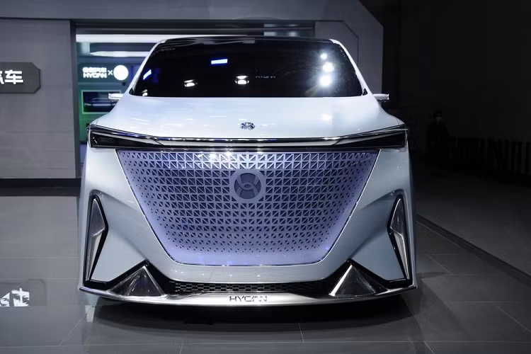 Ở những vị trí khác, Concept-M có đèn pha kiểu thể thao mạnh mẽ với thanh đèn LED trải hết chiều rộng. Nhà sản xuất ô tô Trung Quốc cũng đã thiết kế một bộ cản va đặc biệt dữ dằn với các góc sắc cạnh, những điểm nhấn màu bạc, và một bộ chẻ gió lớn.