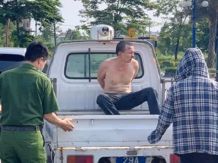 Danh tinh cong an dung nhin tai xe taxi vat lon voi ten cuop-Hinh-2