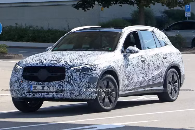 Mặc dù Mercedes vẫn chưa công bố chi tiết thông số kỹ thuật, nhưng chúng ta có thể kỳ vọng GLC thế hệ mới được tích hợp công nghệ EQ Boost, có thể cung cấp công suất tức thời 20 mã lực và 201 Nm mô-men xoắn. Phiên bản AMG có thể trang bị bộ pin 6.1 kWh và mô-tơ điện tích hợp vào cầu sau, tăng thêm 201 mã lực và 320 Nm mô-men xoắn.