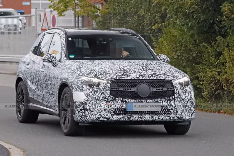 Trong đợt chạy thử mới nhất, Mercedes-Benz GLC thế hệ mới được giới săn ảnh chụp lại khá rõ ràng. Qua những hình ảnh này có thể thấy, GLC thế hệ mới có diện mạo tinh tế hơn với trục cơ sở dài hơn và nóc xe kéo cao về sau hơn, giúp mở rộng không gian hành lý cũng như khoang hành khách.