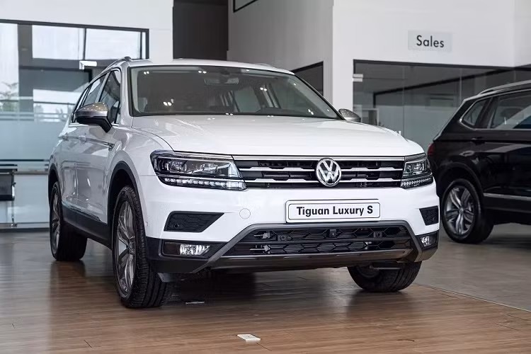 Dù chỉ chia sẻ việc tậu xe SUV Volkswagen Tiguan 2021 thông qua tin nhanh 24 giờ tự xóa nhưng cũng đủ để thấy nữ ca sĩ này rất hạnh phúc bên xế cưng và tất nhiên là tình trẻ của mình. Trước đó, Lệ Quyên cũng đã khá chịu chơi khi tậu xe SUV hạng sang Audi Q8 chính hãng có giá lăn bánh hơn 5 tỷ đồng.