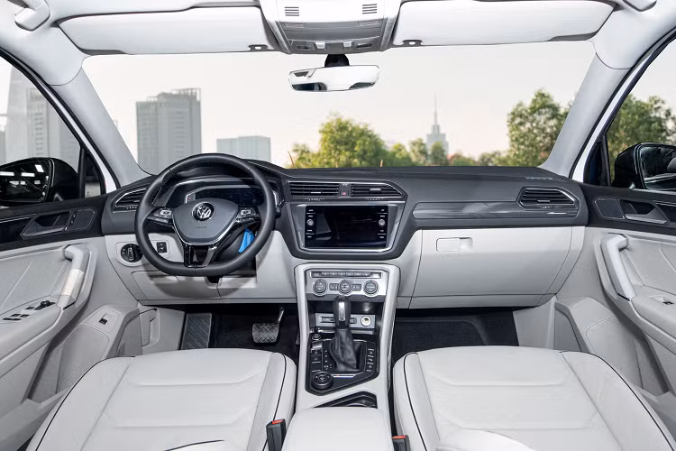 Được biết, giá xe Volkswagen Tiguan 2021 đang bán ra chính hãng tại Việt Nam từ 1,7 tỷ đến 1,93 tỷ đồng. Chiếc xe mà Lệ Quyên chọn mua thuộc bản Volkswagen Tiguan Luxury S có giá đắt nhất với mức giá lăn bánh có thể trên 2,1 tỷ đồng.