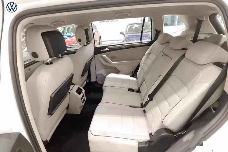 Phiên bản xe Volkswagen Tiguan Luxury S được chia sẻ thông tin rộng rãi do Lệ Quyên mới mua sử dụng động cơ tăng áp, dung tích 2.0 lít, sản sinh công suất tối đa lên đến 180 mã lực và mô-men xoắn cực đại 320 Nm. Đi kèm với đó là hệ dẫn động 4 bánh toàn thời gian mang tên gọi 4Motion.