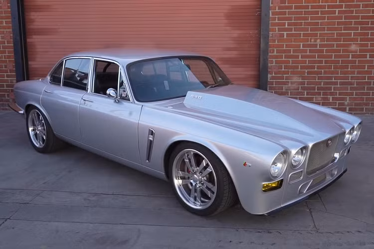 Có thể khẳng định rằng chiếc Jaguar XJ6 Series 1 hàng hiếm này là một chiếc xe độ toàn diện, và John nói rằng anh ấy đã chi khoảng 15.000 USD cho riêng nước sơn, còn tổng chi phí độ (tính cho đến nay) là vào khoảng 100.000 USD. Riêng động cơ đã tốn khoảng 25.000 USD để tái tạo với trục cam và các bộ phận độ khác, song đây rõ ràng là một số tiền được chi tiêu hợp lý.
