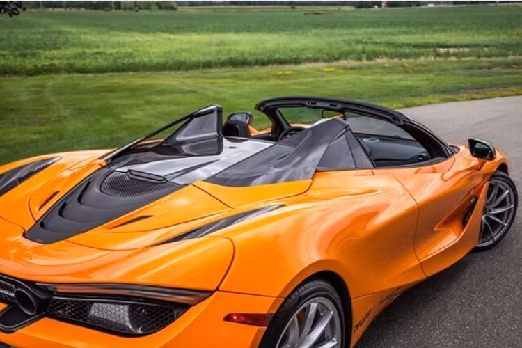 Điểm ấn tượng của siêu xe McLaren 720S Spider chính là việc phần mui xếp cứng bằng sợi carbon của siêu xe mui trần này chỉ mất thời gian 11 giây để thực hiện thao tác đóng hoặc mở mui xe. Trải nghiệm thực tế còn khiến khách hàng bất ngờ hơn khi xe chỉ mất có 8 giây.
