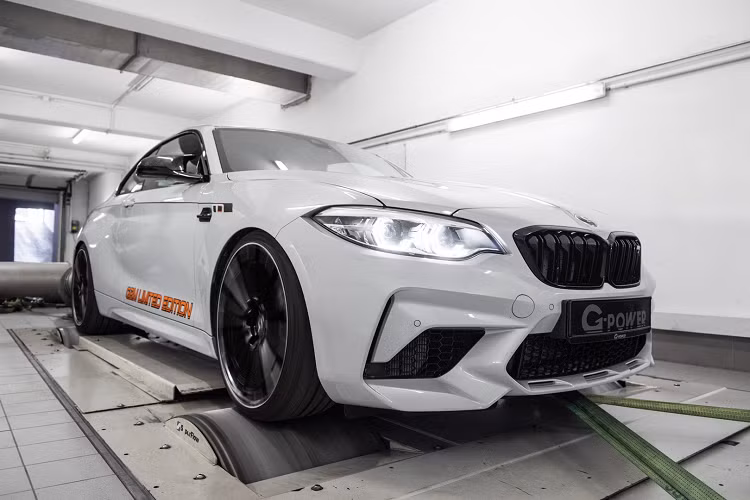Ngoài ra, G-Power bổ sung thiết bị khóa trung tâm trục khuỷu nhằm bảo vệ động cơ sau khi được tăng sức mạnh và hệ thống xả thể thao DeepTone với bốn ống xả carbon nhám 3,5 inch (90 mm).