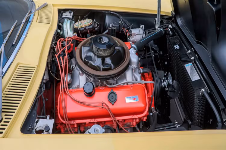 Động cơ V8 của chiếc Chevrolet Corvette L88 này cũng có trục cam nâng rắn, đầu bằng nhôm dòng chảy cao, bộ chế hòa khí 4 thùng và ống nạp bằng nhôm…