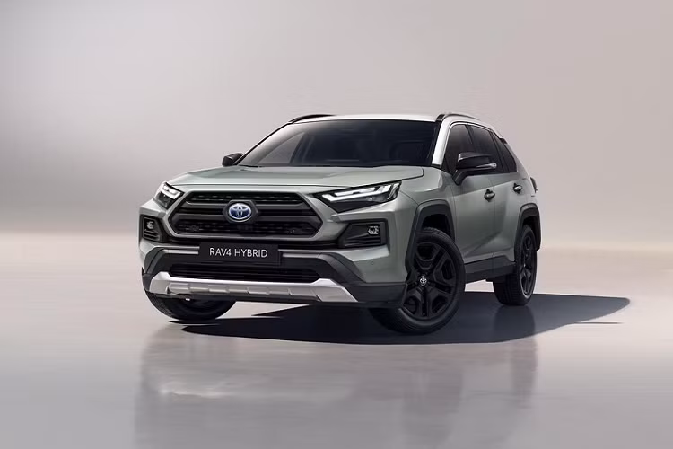 Hãng xe ôtô Nhật Bản đã chính thức tung ra những hình ảnh và thông tin đầu tiên của Toyota RAV4 2022 mới dành cho thị trường châu Âu. Bước sang phiên bản 2022, mẫu SUV cỡ C này được thay đổi cả về thiết kế lẫn trang bị.