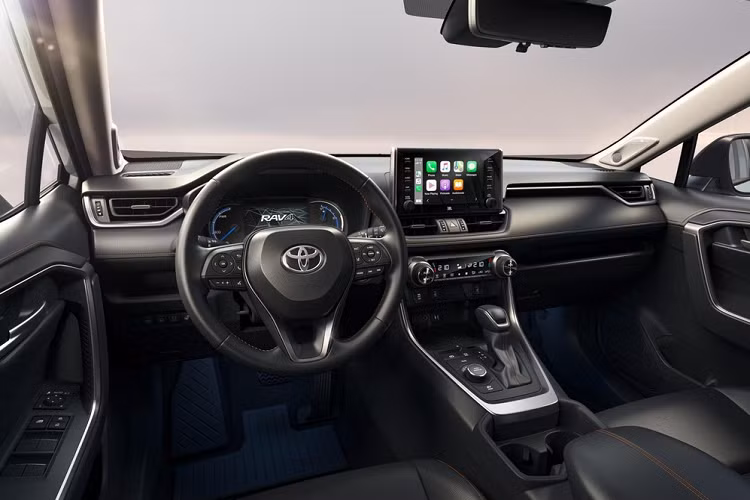 Theo đó, mẫu xe SUV Toyota RAV4 2022 được trang bị cụm đèn pha LED tái thiết kế. Bên trong, đèn pha chính được đặt ở nửa bên dưới, nhường chỗ cho dải đèn LED định vị ban ngày hình chữ "U" phía trên. Ở thị trường châu Âu, Toyota RAV4 2022 sẽ được trang bị đèn pha LED và đèn sương mù LED tiêu chuẩn. Một thay đổi nữa của mẫu SUV bán chạy nhất thế giới nằm ở vành la-zăng hợp kim với thiết kế 10 chấu mới. Bộ vành này có thể sơn màu bạc hoặc đen.