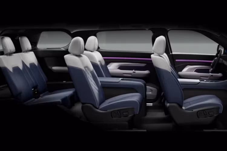 Tương tự như VF e35, VinFast VF e36 cũng được trang bị những tính năng hỗ trợ lái nâng cao (ADAS) như: hỗ trợ giữ làn, giảm thiểu va chạm, giám sát người lái, tự động đỗ xe và triệu tập xe thông minh.