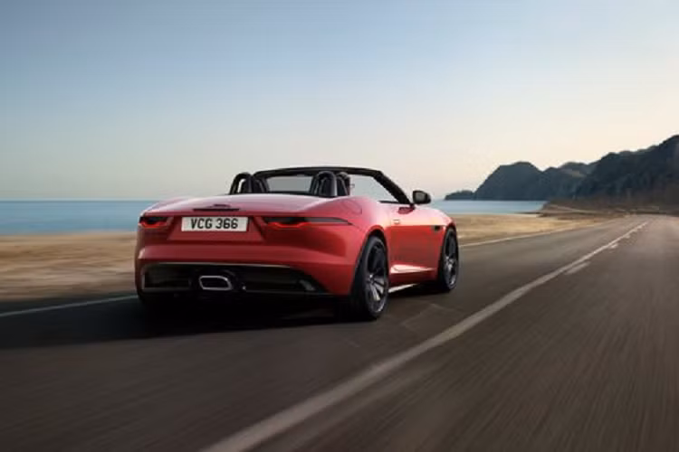 Giám đốc Thiết kế của Jaguar cho biết: “Việc tạo ra F-Type R-Dynamic Black mới đã cho chúng tôi cơ hội để cải thiện diện mạo từ trong ra ngoài của F-Type một cách tinh tế, đồng thời nhấn mạnh yếu tố sang trọng và thể thao vốn có trên F-Type."
