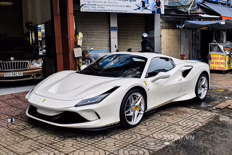 Ngoài màu sơn trắng "độc nhất" thì chiếc Ferrari F8 Spider mui trần này còn sở hữu một chi tiết khác biệt nữa, đó là bộ mâm 5 chấu màu bạc sáng thay vì sơn đậm như chiếc màu vàng hay tối màu như chiếc màu đỏ, đi kèm là kẹp phanh và chụp la-zăng màu vàng nổi bật.