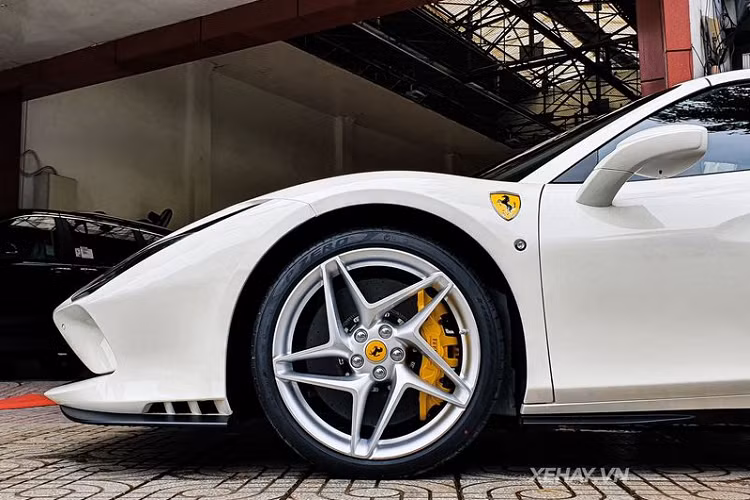 Về thiết kế, siêu xe Ferrari F8 Spider sở hữu ngôn ngữ thiết kế "S-Duct" với họng hút gió trước lấy cảm hứng từ xe đua F1, giúp tăng thêm 15% lực ép xuống mặt đường so với mẫu xe tiền nhiệm.