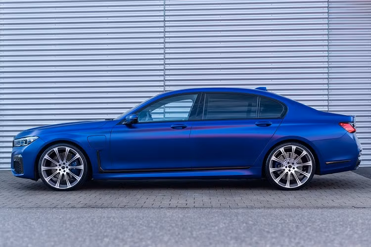 Sau khi được Dahler nâng cấp, tổng công suất đầu ra của BMW 745Le xDrive là 514 mã lực và momen xoắn cực đại 865 Nm, tăng đáng kể so với ban đầu là 388 mã lực và 600 Nm. Mô-tơ điện tích hợp vào hộp số tự động 8 cấp vẫn được giữ nguyên với mức công suất 111 mã lực và momen xoắn 265 Nm. Với những con số sức mạnh mới, chiếc BMW 745Le xDrive sau khi qua tay hãng độ Dahler thậm chí còn trở nên mạnh mẽ hơn M3 Competition đời mới sử dụng động cơ tăng áp kép I6 3.0L (503 mã lực và 650 Nm).