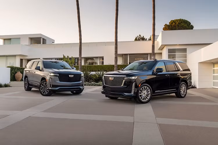 Với giá xe Cadillac Escalade 2021 khởi điểm từ 77.500 USD (khoảng 1,79 tỷ đồng) dành cho phiên bản tiêu chuẩn, xe còn sở hữu thêm nhiều trang bị tùy chọn có giá lên đến hàng chục nghìn đô la. Tuy nhiên, một vài phiên bản cao cấp đẩy mức giá bán khởi điểm lên con số 100.000 USD (khoảng 2,3 tỷ đồng) với nhiều tính năng trang bị ấn tượng hơn dành cho khách hàng.