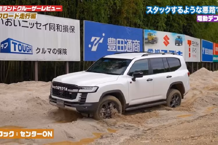 Dễ thấy rằng nền tảng mới đã giúp Toyota Land Cruiser 2022 mới nhanh nhẹn hơn, linh hoạt hơn trên những con đường khó đi. Mặt khác, các công nghệ mới cũng hỗ trợ chiếc SUV rất nhiều mỗi khi xe cần xử lý địa hình.