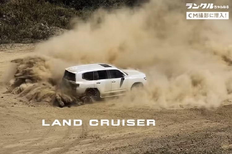 Như hãng công bố, Land Cruiser 300 Series thế hệ mới được xây dựng dựa trên khung kiểu bậc thang cứng hơn 20% so với trước đây, kết hợp với nền tảng GA-F, điều này giúp chiếc SUV nhẹ hơn 200 kg so với thế hệ cũ, có trọng tâm thấp hơn và chất lượng hành trình tốt hơn nhờ hệ thống treo cải tiến (xương đòn kép phía trước, liên kết phía sau).