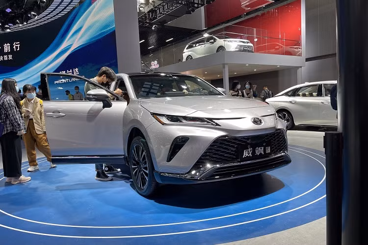 Ở bên sườn, mẫu SUV cỡ trung này cũng được trang bị nẹp mạ crôm bên dưới cửa. Thêm vào đó là đường dập gân kéo dài từ chắn bùn trước đến đèn hậu phía sau. Tùy vào phiên bản, xe sẽ dùng bộ vành la-zăng có đường kính 18 inch hoặc 19 inch.