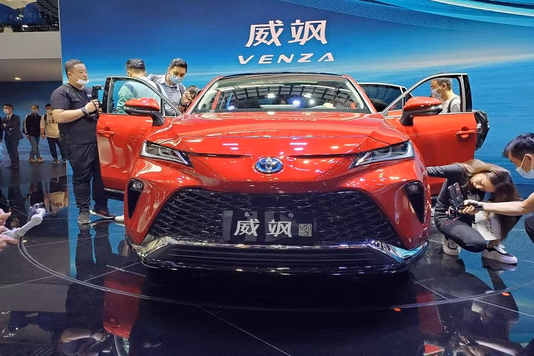 Động cơ kết hợp với hộp số biến thiên vô cấp CVT, hệ dẫn động cầu trước hoặc 4 bánh. Thứ hai là hệ truyền động hybrid, bao gồm máy xăng 4 xi-lanh, dung tích 2.5L, sản sinh công suất tổng cộng 178 mã lực. Hệ truyền động này dùng hộp số E-CVT. Hiện giá xe Toyota Venza 2022 tại thị trường Trung Quốc vẫn chưa được hé lộ.