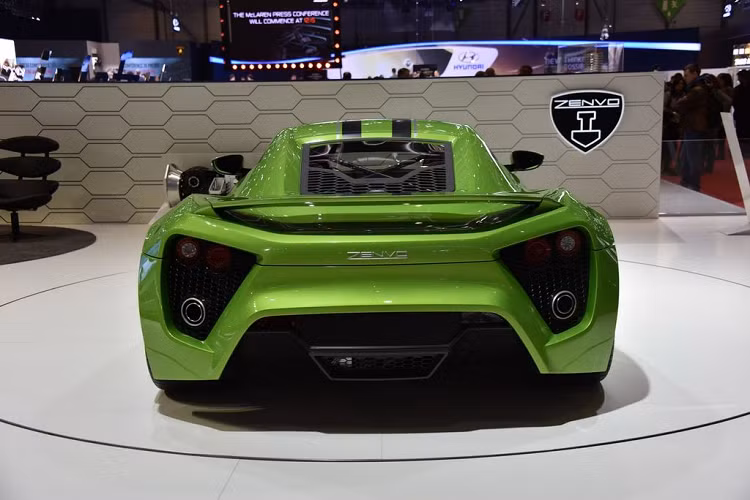 Điều đáng nói nhất của Zenvo ST1 phải kể đến động cơ V8 6.8L tăng áp kép, cho công suất 1.104 mã lực và mô-men xoắn cực đại 1.430 Nm. Sức mạnh được truyền tới bánh sau thông qua hộp số sàn 7 cấp. Chiếc siêu xe này chỉ mất 2,7 giây để tăng tốc 0-100 km/h trước khi đạt tốc độ tối đa lên tới 375 km/h. Ngay vào thời điểm mới ra mắt, xét về tốc độ, Zenvo ST1 chỉ thua Bugatti Veyron Super Sport, Koenigsegg Agera R và Hennessey Veynom GT.