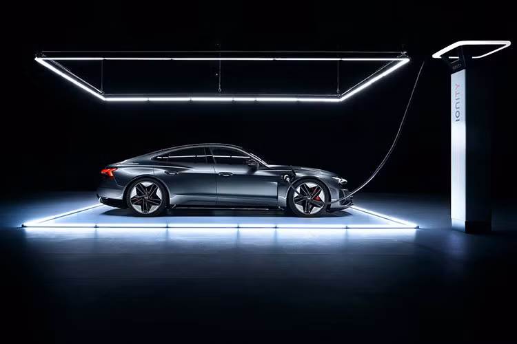 Tại thời điểm ra mắt, Audi e-tron GT 2022 mới đã được đánh giá là một bước đột phá lớn trong thiết kế và công nghệ của hãng xe Đức. Về hiệu suất, cả hai mẫu e-tron GT đều trang bị động cơ điện kép, mỗi động cơ cung cấp sức mạnh cho mỗi trục.