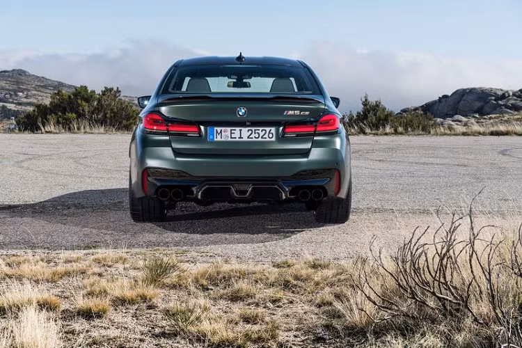 Hai ghế sau của M5 CS được thiết kế riêng lẻ không giống bất kỳ chiếc BMW M5 nào trước đây. Ngoài ra, xe còn có vô lăng thể thao M bọc da Alcantara, lẫy chuyển số bằng sợi carbon, một bảng điều khiển trung tâm tối giản, trần xe phủ Alcantara, dây đai an toàn M với đường chỉ khâu ba màu, logo M5 CS ở bệ cửa có thể phát sáng và thảm sàn thiết kế đặc biệt.