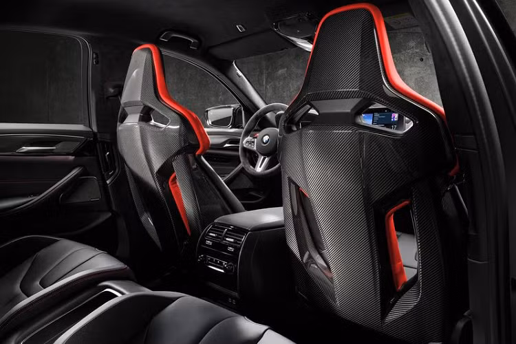 Các chi tiết đáng chú ý khác ở ngoại thất của BMW M5 CS gồm mui xe thông gió, những điểm nhấn Shadowline và đèn pha LED lấy cảm hứng từ xe đua với hệ thống đèn chiếu sáng màu vàng. Chiếc sedan hiệu suất cao chỉ có 3 màu sơn ngoại thất là xám Brands Hatch, xám Frozen Brands Hatch và xanh lá cây Frozen Deep Green.