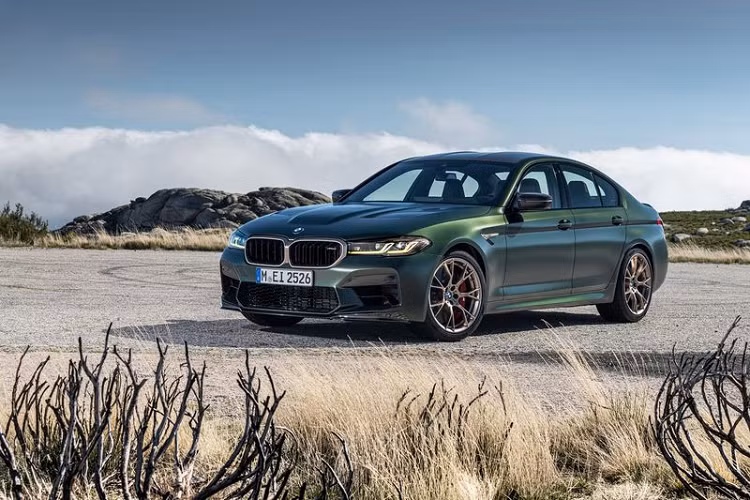 BMW M5 CS 2022 cũng được trang bị nhiều tiện nghi cao cấp như cặp màn hình 12,3 inch, điều hòa tự động 4 vùng, đèn nội thất với nhiều lựa chọn màu sắc, sạc không dây cho smartphone và hệ thống âm thanh Harman Kardon. Theo hãng xe Đức công bố, giá xe BMW M5 CS 2022 bán ra tại Mỹ từ 142.000 USD (khoảng 3,27 tỷ đồng).