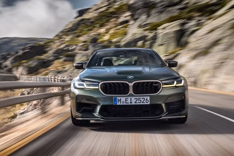 BMW M5 CS hoàn toàn mới thực chất là một phiên bản cải tiến hơn của M5 Competition, do đó, M5 CS nhận được các giá đỡ động cơ cứng hơn, lò xo cứng hơn, thanh chống lật khỏe hơn và gầm xe thấp hơn so với M5 tiêu chuẩn. Các kỹ sư của BMW cũng thực hiện nhiều thay khác ở bộ lò xo và hệ thống Kiểm soát giảm chấn để mang lại hiệu quả lái tốt nhất.