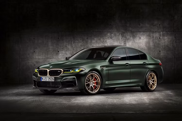 Để hỗ trợ tối đa cho mẫu xe hiệu xuất cao BMW M5 CS, BMW đã cài đặt cho xe tính năng khóa vi sai chủ động Active M Differential và hệ dẫn động bốn bánh toàn thời gian có thể lựa chọn giữa các chế độ: 4WD, 4WD Sport và 2WD.