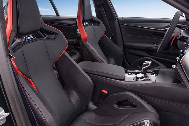 Nói về thiết kế, chiếc BMW mạnh nhất lịch sử có diện mạo nổi bật với viền bao lưới tản nhiệt sơn vàng đồng "sang chảnh" và bộ mâm 20 inch cũng được hoàn thiện trong màu sơn tương tự, đi kèm hệ thống phanh gốm carbon với kẹp phanh màu đỏ hoặc vàng.