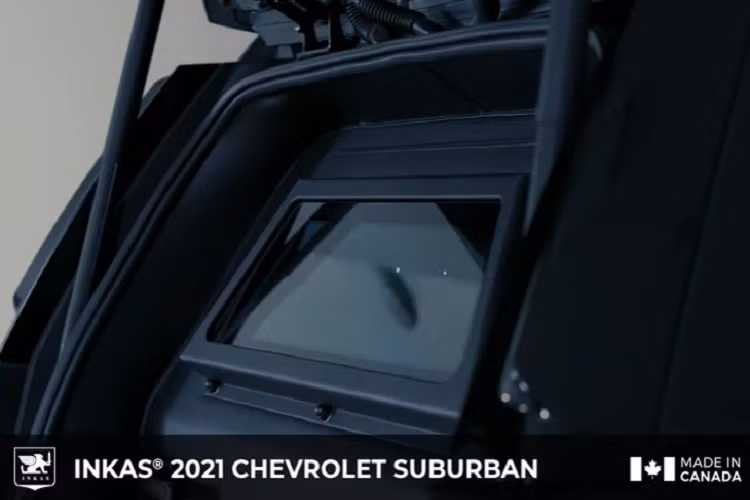 Không chỉ bọc thép cho các tấm thân xe, Inkas còn trang bị kính cường lực cho Chevrolet Suburban 2021 chống đạn, bản lề cửa chắc chắn hơn, lốp run-flat và hệ thống treo nâng cấp cho Suburban.