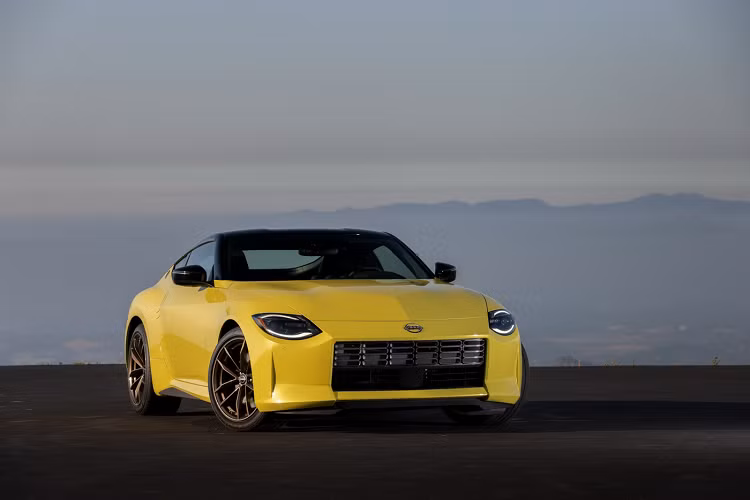  Khoang nội thất của Z Coupe được hoàn thiện theo phương pháp bọc da lộn tạo cảm giác thể thao nhưng cũng không làm mất đi yếu tố thoải mái. Hệ thống ghế ngồi của xe được vận dụng từ những kiến thức có được khi phát triển bộ phận tương tự trên GT-R nhằm giảm thiểu khả năng dao động cũng như ôm sát người lái, giảm chuyển động của cơ thể khi xe vào cua gấp cũng như tạo cảm giác lái thoải mái hơn đáng kể. Xe được trang bị ba màu nội thất mới bao gồm Graphite, Red và Blue.