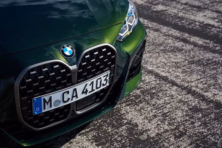 Về kích thước, BMW 4-Series Convertible mới dài hơn 132 mm, rộng hơn 25 mm và cao hơn 2,5 mm, trục cơ sở cũng dài hơn 40 mm. Điều đó giúp không gian để chân của hành khách được nới rộng hơn, thoải mái hơn.