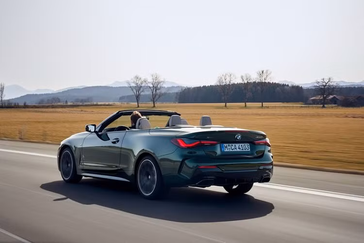 BMW 4-Series Convertible 2021 sẽ được cung cấp với một loạt động cơ tương tự trên 4-Series Coupe, bao gồm 430i và 430i xDrive dùng động cơ tăng áp 2.0L 4 xi-lanh sản sinh công suất 255 mã lực và mô-men xoắn cực đại 400Nm.