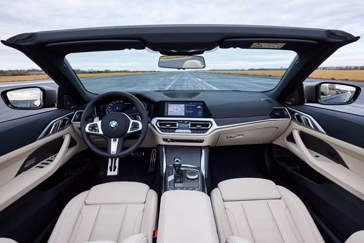 Tại thị trường Mỹ, giá xe BMW 4-Series Convertible 2021 có giá bán từ 53.100 USD đối với 430i, 55.100 USD cho 430i xDrive, 64.000 USD cho M440i và 66.000 USD cho bản M440i xDrive, tất cả đều chưa gồm phí vận chuyển 995 USD.